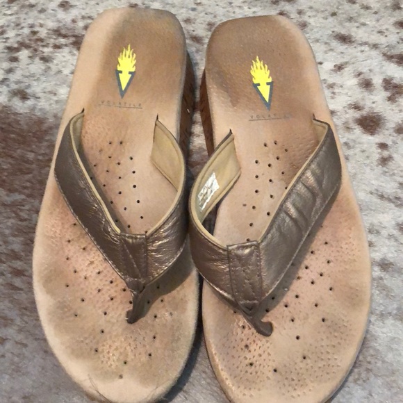 Volatile flip flops - Picture 1 of 3